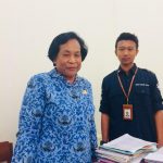 Bu Yuli (Kepala Pembina/Kabid SMP Dinas Pendidikan Kabupaten Kupang) bersama dengan Tim SIAP PPDB Online Telkom
